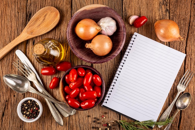 masă cu ingrediente și ustensile